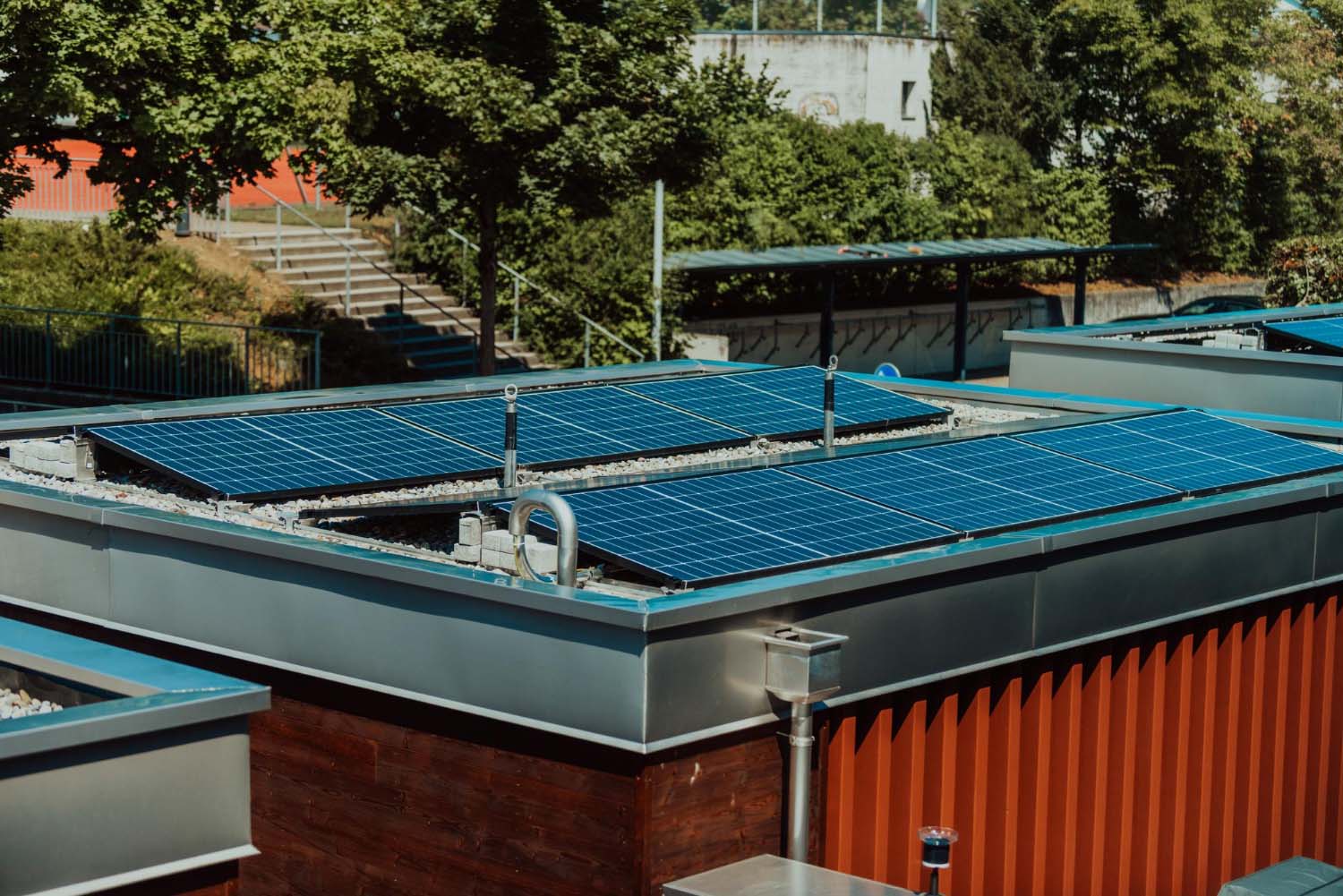 Zonnepanelen op metalen dak