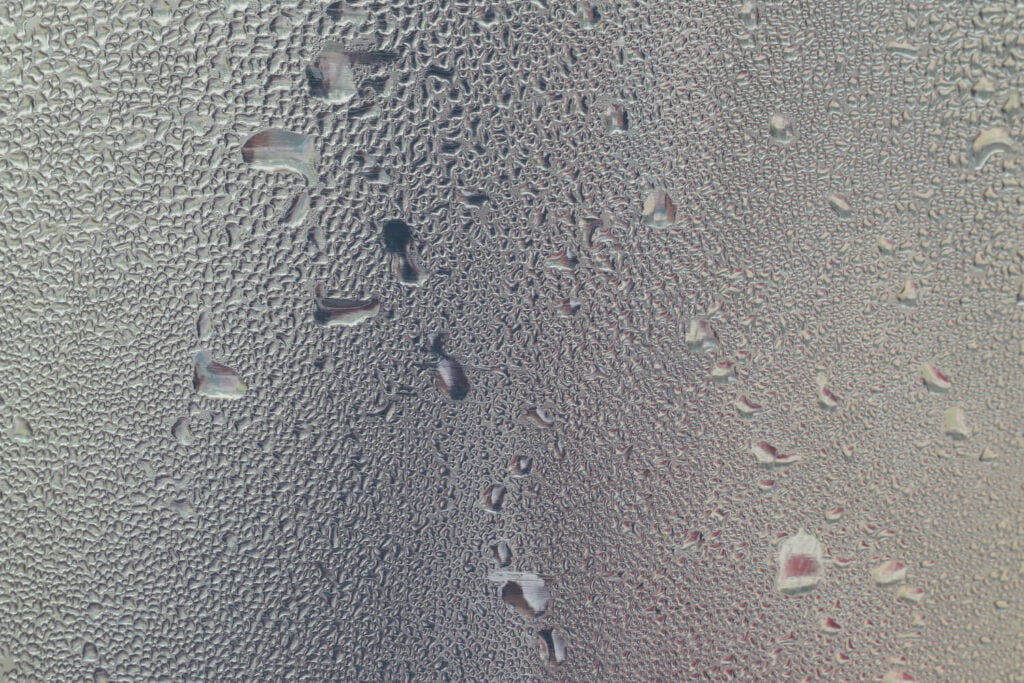 Ik heb condens tussen dubbel glas. Wat nu